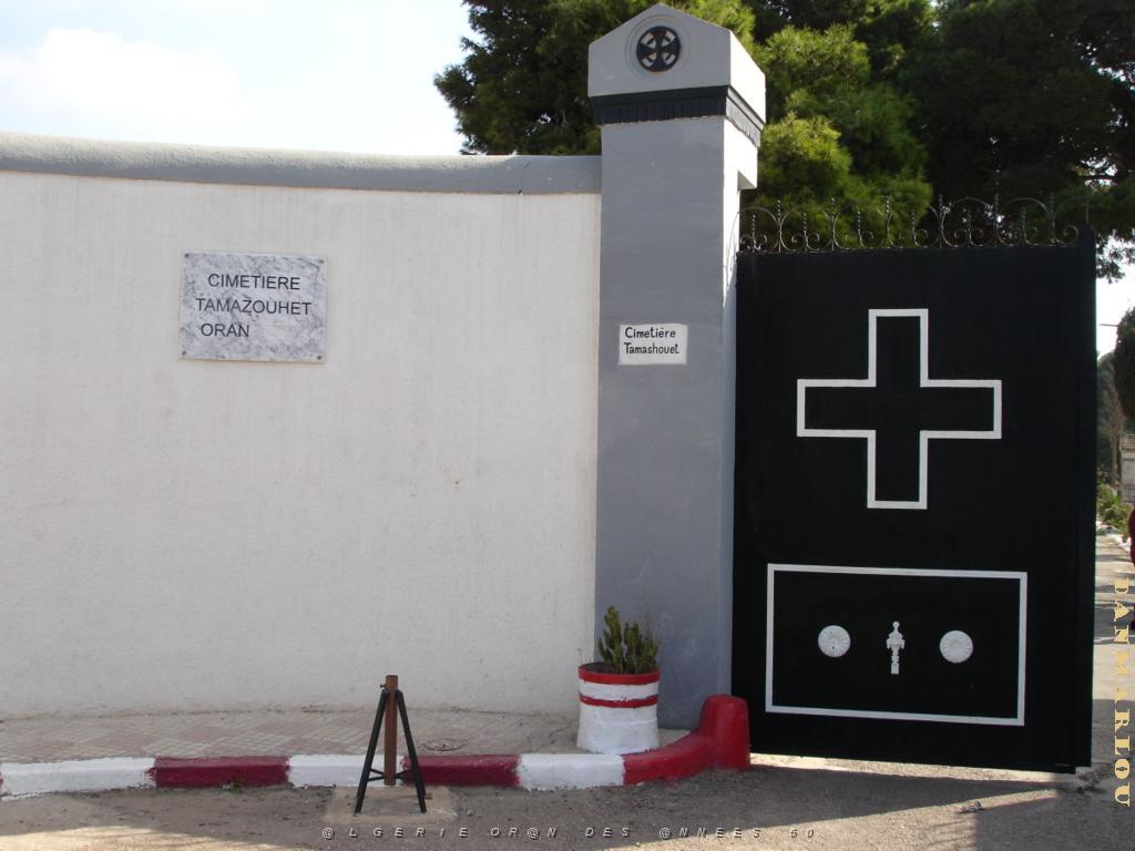 ORAN 10 2005 061 CIMETIERE DE TAMAZHOUET L ENCEINTE ET LA PORTE D ENTREE.JPG